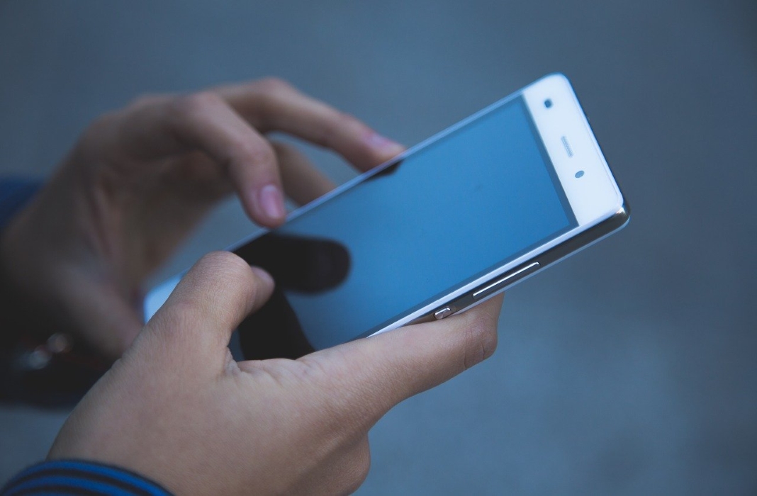 A person holding a cell phone